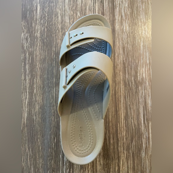 CROCS Wedge Sandals “Brooklyn Buckle”. - Picture 4 of 5